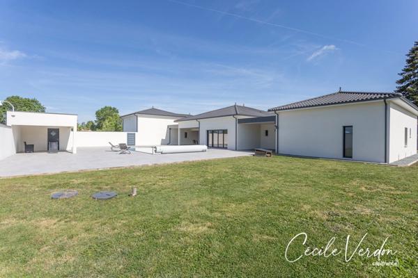 Maison moderne haut de gamme 226 m2 à vendre Bergerac - 9 pièces - 4 chambres - piscine - bureau indépendant - garages