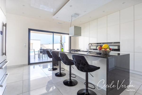 Maison moderne haut de gamme 226 m2 à vendre Bergerac - 9 pièces - 4 chambres - piscine - bureau indépendant - garages