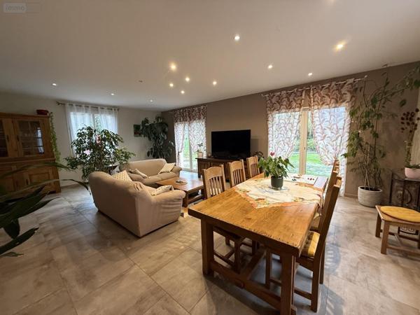 Maison individuelle à vendre à Vendat dans l'Allier (03110), ref : 2025/987-03020