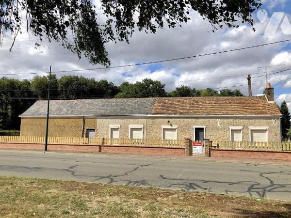 PARCE SUR SARTHE : Maison longère de plain-pied avec dépendances