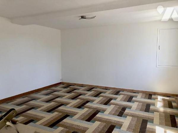 PARCE SUR SARTHE : Maison longère de plain-pied avec dépendances