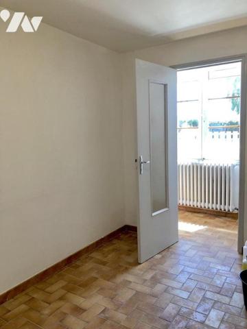 PARCE SUR SARTHE : Maison longère de plain-pied avec dépendances