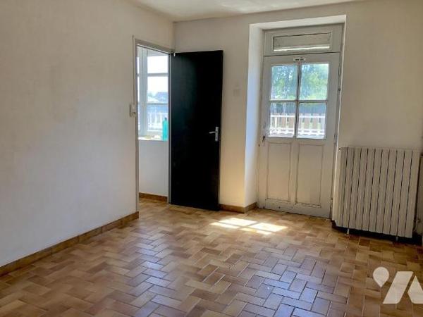 PARCE SUR SARTHE : Maison longère de plain-pied avec dépendances