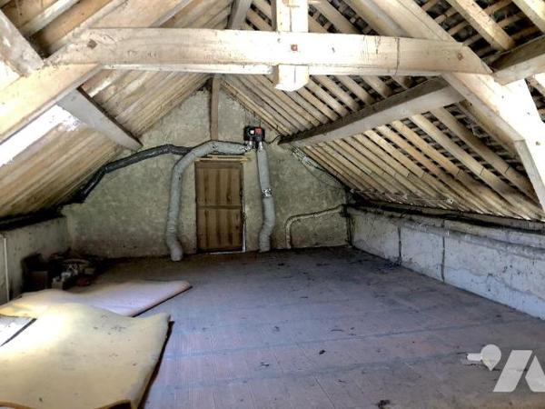 PARCE SUR SARTHE : Maison longère de plain-pied avec dépendances