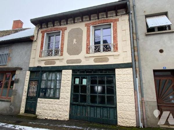 PLEAUX, sur 150 m² de terrain, maison de bourg mitoyenne comprenant une cave, un garage, deux p...