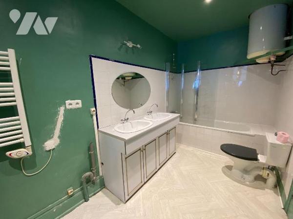 PLEAUX, sur 150 m² de terrain, maison de bourg mitoyenne comprenant une cave, un garage, deux p...