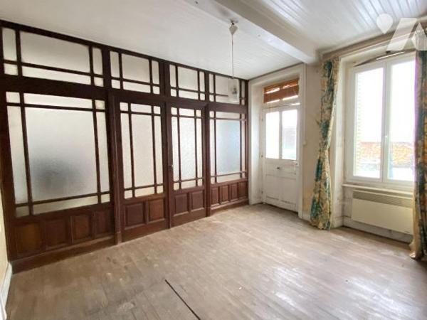 PLEAUX, sur 150 m² de terrain, maison de bourg mitoyenne comprenant une cave, un garage, deux p...