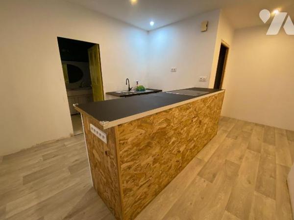 PLEAUX, sur 150 m² de terrain, maison de bourg mitoyenne comprenant une cave, un garage, deux p...