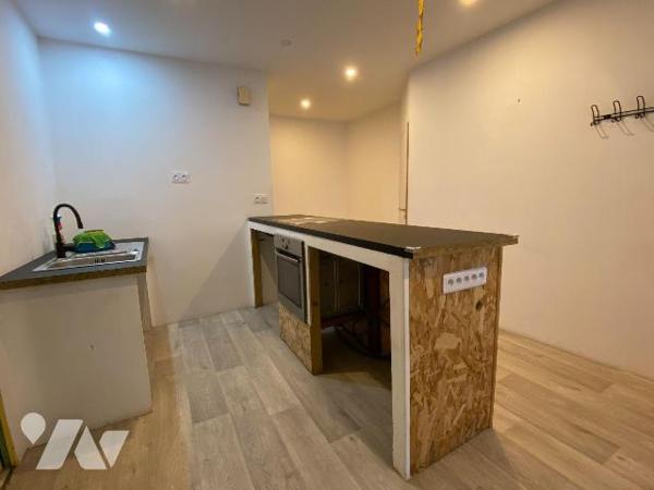 PLEAUX, sur 150 m² de terrain, maison de bourg mitoyenne comprenant une cave, un garage, deux p...