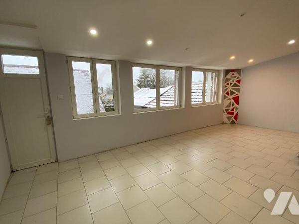 PLEAUX, sur 150 m² de terrain, maison de bourg mitoyenne comprenant une cave, un garage, deux p...