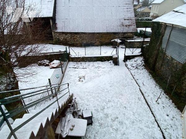 PLEAUX, sur 150 m² de terrain, maison de bourg mitoyenne comprenant une cave, un garage, deux p...