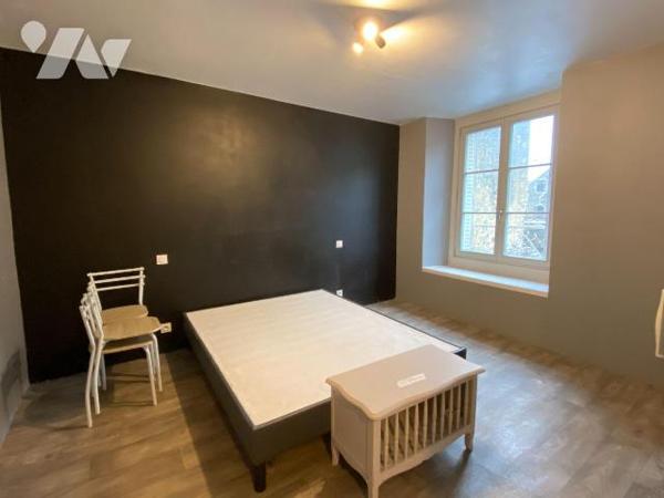 PLEAUX, sur 150 m² de terrain, maison de bourg mitoyenne comprenant une cave, un garage, deux p...