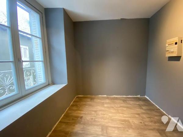 PLEAUX, sur 150 m² de terrain, maison de bourg mitoyenne comprenant une cave, un garage, deux p...