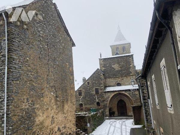 PLEAUX, sur 150 m² de terrain, maison de bourg mitoyenne comprenant une cave, un garage, deux p...