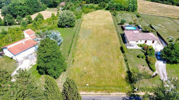 Votre projet au calme dans un écrin de verdure !