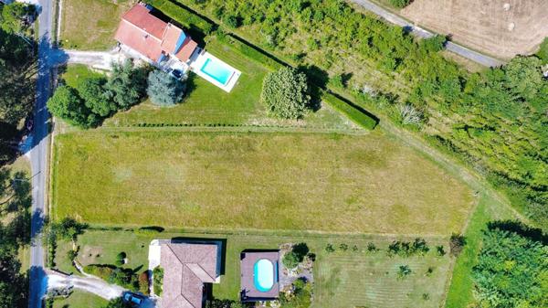 Votre projet au calme dans un écrin de verdure !