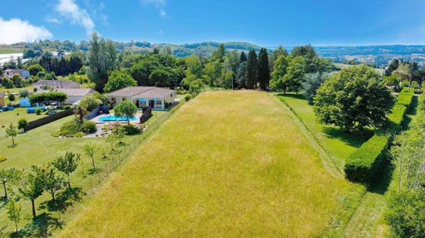 Votre projet au calme dans un écrin de verdure !