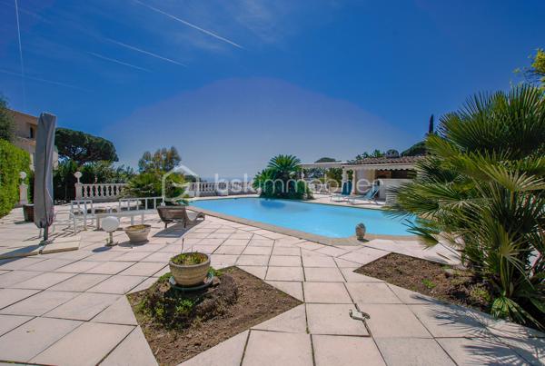 CANNES LA BOCCA – Propriété de caractère avec vue mer panoramique, piscine et multiples possibilités d’exploitation

À seulement quelques minutes de Cannes, de la Croix-des-Gardes et des plages, cette propriété de caractère bénéficie d’un emplacement privilégié, au calme, dans un environnement résidentiel recherché.

Édifiée sur un terrain clos de 1 144 m², cette demeure d’environ 320 m² séduit par ses volumes généreux, sa vue mer panoramique présente à tous les niveaux et sa remarquable modularité.

Dès l’entrée, les espaces de vie dévoilent une atmosphère chaleureuse et lumineuse. Le vaste séjour d’environ 65 m², baigné de lumière, s’ouvre sur une magnifique terrasse fermée de 34 m² avec cheminée, véritable pièce de vie supplémentaire offrant un panorama exceptionnel sur la Méditerranée.

La maison principale comprend également une cuisine indépendante, 2 chambres, une salle d’eau et trois salles de bains. Une 3° chambre en suite est très facilement envisageable par l'ajout d'une simple cloison.

En rez-de-jardin, un appartement indépendant composé d’un séjour avec cheminée, d’une cuisine, d’une chambre et d’une salle de bains peut être conservé de manière totalement autonome ou intégré à l’habitation principale selon votre projet.

Trois studios indépendants, chacun disposant de son accès privatif et de ses stationnements, complètent l’ensemble. Ils constituent une opportunité idéale pour accueillir famille et amis, exercer une activité professionnelle ou développer une activité locative génératrice de revenus.

À l’extérieur, la propriété invite pleinement à profiter de l’art de vivre azuréen. La piscine, bénéficiant elle aussi d’une superbe vue mer, s’intègre parfaitement dans un jardin intimiste où une agréable cuisine d’été promet de beaux moments de convivialité.

Les prestations sont complétées par un parking couvert pour deux véhicules ainsi qu’une impressionnante cave d’environ 157 m², offrant un potentiel rare pour créer un espace bien-être, une salle de sport, un home cinéma, une cave à vin ou tout autre projet personnalisé.

La récente installation d’une pompe à chaleur permet au bien d’afficher un excellent classement énergétique (DPE B), un véritable atout pour une propriété de cette génération.

Quelques travaux de modernisation permettront de révéler tout le potentiel de cette demeure et de créer une propriété à votre image, dans l’un des secteurs les plus recherchés de la Côte d’Azur.

Les atouts qui font la différence :

• Vue mer panoramique à chaque niveau
• Environ 320 m² habitables
• Terrain clos de 1 144 m²
• Maison principale + appartement + 3 studios indépendants
• Piscine avec vue mer et cuisine d’été
• Cave d’environ 157 m² à fort potentiel
• Parking couvert pour deux véhicules et nombreux stationnements
• Pompe à chaleur récente – DPE B
• À quelques minutes des plages, de Cannes et de la Croix-des-Gardes

Une propriété rare qui conjugue qualité de vie, potentiel patrimonial et multiples possibilités d’exploitation. Une visite suffira à mesurer tout ce qu’elle a à offrir.

VISITE VIRTUELLE possible sur demande.