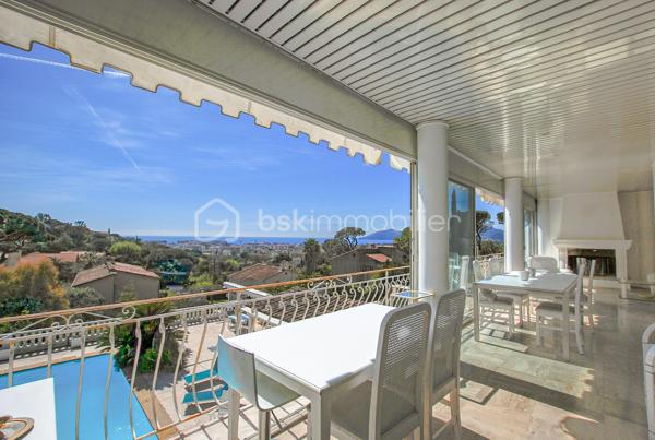 CANNES LA BOCCA – Propriété de caractère avec vue mer panoramique, piscine et multiples possibilités d’exploitation

À seulement quelques minutes de Cannes, de la Croix-des-Gardes et des plages, cette propriété de caractère bénéficie d’un emplacement privilégié, au calme, dans un environnement résidentiel recherché.

Édifiée sur un terrain clos de 1 144 m², cette demeure d’environ 320 m² séduit par ses volumes généreux, sa vue mer panoramique présente à tous les niveaux et sa remarquable modularité.

Dès l’entrée, les espaces de vie dévoilent une atmosphère chaleureuse et lumineuse. Le vaste séjour d’environ 65 m², baigné de lumière, s’ouvre sur une magnifique terrasse fermée de 34 m² avec cheminée, véritable pièce de vie supplémentaire offrant un panorama exceptionnel sur la Méditerranée.

La maison principale comprend également une cuisine indépendante, 2 chambres, une salle d’eau et trois salles de bains. Une 3° chambre en suite est très facilement envisageable par l'ajout d'une simple cloison.

En rez-de-jardin, un appartement indépendant composé d’un séjour avec cheminée, d’une cuisine, d’une chambre et d’une salle de bains peut être conservé de manière totalement autonome ou intégré à l’habitation principale selon votre projet.

Trois studios indépendants, chacun disposant de son accès privatif et de ses stationnements, complètent l’ensemble. Ils constituent une opportunité idéale pour accueillir famille et amis, exercer une activité professionnelle ou développer une activité locative génératrice de revenus.

À l’extérieur, la propriété invite pleinement à profiter de l’art de vivre azuréen. La piscine, bénéficiant elle aussi d’une superbe vue mer, s’intègre parfaitement dans un jardin intimiste où une agréable cuisine d’été promet de beaux moments de convivialité.

Les prestations sont complétées par un parking couvert pour deux véhicules ainsi qu’une impressionnante cave d’environ 157 m², offrant un potentiel rare pour créer un espace bien-être, une salle de sport, un home cinéma, une cave à vin ou tout autre projet personnalisé.

La récente installation d’une pompe à chaleur permet au bien d’afficher un excellent classement énergétique (DPE B), un véritable atout pour une propriété de cette génération.

Quelques travaux de modernisation permettront de révéler tout le potentiel de cette demeure et de créer une propriété à votre image, dans l’un des secteurs les plus recherchés de la Côte d’Azur.

Les atouts qui font la différence :

• Vue mer panoramique à chaque niveau
• Environ 320 m² habitables
• Terrain clos de 1 144 m²
• Maison principale + appartement + 3 studios indépendants
• Piscine avec vue mer et cuisine d’été
• Cave d’environ 157 m² à fort potentiel
• Parking couvert pour deux véhicules et nombreux stationnements
• Pompe à chaleur récente – DPE B
• À quelques minutes des plages, de Cannes et de la Croix-des-Gardes

Une propriété rare qui conjugue qualité de vie, potentiel patrimonial et multiples possibilités d’exploitation. Une visite suffira à mesurer tout ce qu’elle a à offrir.

VISITE VIRTUELLE possible sur demande.