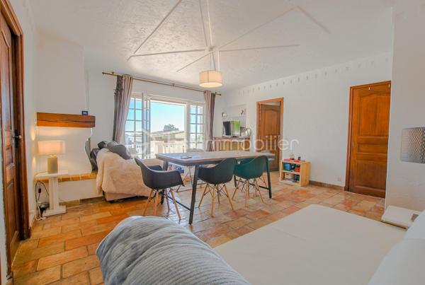 CANNES LA BOCCA – Propriété de caractère avec vue mer panoramique, piscine et multiples possibilités d’exploitation

À seulement quelques minutes de Cannes, de la Croix-des-Gardes et des plages, cette propriété de caractère bénéficie d’un emplacement privilégié, au calme, dans un environnement résidentiel recherché.

Édifiée sur un terrain clos de 1 144 m², cette demeure d’environ 320 m² séduit par ses volumes généreux, sa vue mer panoramique présente à tous les niveaux et sa remarquable modularité.

Dès l’entrée, les espaces de vie dévoilent une atmosphère chaleureuse et lumineuse. Le vaste séjour d’environ 65 m², baigné de lumière, s’ouvre sur une magnifique terrasse fermée de 34 m² avec cheminée, véritable pièce de vie supplémentaire offrant un panorama exceptionnel sur la Méditerranée.

La maison principale comprend également une cuisine indépendante, 2 chambres, une salle d’eau et trois salles de bains. Une 3° chambre en suite est très facilement envisageable par l'ajout d'une simple cloison.

En rez-de-jardin, un appartement indépendant composé d’un séjour avec cheminée, d’une cuisine, d’une chambre et d’une salle de bains peut être conservé de manière totalement autonome ou intégré à l’habitation principale selon votre projet.

Trois studios indépendants, chacun disposant de son accès privatif et de ses stationnements, complètent l’ensemble. Ils constituent une opportunité idéale pour accueillir famille et amis, exercer une activité professionnelle ou développer une activité locative génératrice de revenus.

À l’extérieur, la propriété invite pleinement à profiter de l’art de vivre azuréen. La piscine, bénéficiant elle aussi d’une superbe vue mer, s’intègre parfaitement dans un jardin intimiste où une agréable cuisine d’été promet de beaux moments de convivialité.

Les prestations sont complétées par un parking couvert pour deux véhicules ainsi qu’une impressionnante cave d’environ 157 m², offrant un potentiel rare pour créer un espace bien-être, une salle de sport, un home cinéma, une cave à vin ou tout autre projet personnalisé.

La récente installation d’une pompe à chaleur permet au bien d’afficher un excellent classement énergétique (DPE B), un véritable atout pour une propriété de cette génération.

Quelques travaux de modernisation permettront de révéler tout le potentiel de cette demeure et de créer une propriété à votre image, dans l’un des secteurs les plus recherchés de la Côte d’Azur.

Les atouts qui font la différence :

• Vue mer panoramique à chaque niveau
• Environ 320 m² habitables
• Terrain clos de 1 144 m²
• Maison principale + appartement + 3 studios indépendants
• Piscine avec vue mer et cuisine d’été
• Cave d’environ 157 m² à fort potentiel
• Parking couvert pour deux véhicules et nombreux stationnements
• Pompe à chaleur récente – DPE B
• À quelques minutes des plages, de Cannes et de la Croix-des-Gardes

Une propriété rare qui conjugue qualité de vie, potentiel patrimonial et multiples possibilités d’exploitation. Une visite suffira à mesurer tout ce qu’elle a à offrir.

VISITE VIRTUELLE possible sur demande.