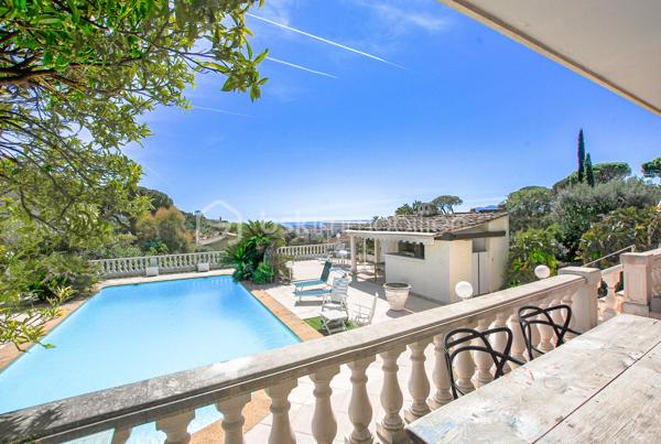 CANNES LA BOCCA – Propriété de caractère avec vue mer panoramique, piscine et multiples possibilités d’exploitation

À seulement quelques minutes de Cannes, de la Croix-des-Gardes et des plages, cette propriété de caractère bénéficie d’un emplacement privilégié, au calme, dans un environnement résidentiel recherché.

Édifiée sur un terrain clos de 1 144 m², cette demeure d’environ 320 m² séduit par ses volumes généreux, sa vue mer panoramique présente à tous les niveaux et sa remarquable modularité.

Dès l’entrée, les espaces de vie dévoilent une atmosphère chaleureuse et lumineuse. Le vaste séjour d’environ 65 m², baigné de lumière, s’ouvre sur une magnifique terrasse fermée de 34 m² avec cheminée, véritable pièce de vie supplémentaire offrant un panorama exceptionnel sur la Méditerranée.

La maison principale comprend également une cuisine indépendante, 2 chambres, une salle d’eau et trois salles de bains. Une 3° chambre en suite est très facilement envisageable par l'ajout d'une simple cloison.

En rez-de-jardin, un appartement indépendant composé d’un séjour avec cheminée, d’une cuisine, d’une chambre et d’une salle de bains peut être conservé de manière totalement autonome ou intégré à l’habitation principale selon votre projet.

Trois studios indépendants, chacun disposant de son accès privatif et de ses stationnements, complètent l’ensemble. Ils constituent une opportunité idéale pour accueillir famille et amis, exercer une activité professionnelle ou développer une activité locative génératrice de revenus.

À l’extérieur, la propriété invite pleinement à profiter de l’art de vivre azuréen. La piscine, bénéficiant elle aussi d’une superbe vue mer, s’intègre parfaitement dans un jardin intimiste où une agréable cuisine d’été promet de beaux moments de convivialité.

Les prestations sont complétées par un parking couvert pour deux véhicules ainsi qu’une impressionnante cave d’environ 157 m², offrant un potentiel rare pour créer un espace bien-être, une salle de sport, un home cinéma, une cave à vin ou tout autre projet personnalisé.

La récente installation d’une pompe à chaleur permet au bien d’afficher un excellent classement énergétique (DPE B), un véritable atout pour une propriété de cette génération.

Quelques travaux de modernisation permettront de révéler tout le potentiel de cette demeure et de créer une propriété à votre image, dans l’un des secteurs les plus recherchés de la Côte d’Azur.

Les atouts qui font la différence :

• Vue mer panoramique à chaque niveau
• Environ 320 m² habitables
• Terrain clos de 1 144 m²
• Maison principale + appartement + 3 studios indépendants
• Piscine avec vue mer et cuisine d’été
• Cave d’environ 157 m² à fort potentiel
• Parking couvert pour deux véhicules et nombreux stationnements
• Pompe à chaleur récente – DPE B
• À quelques minutes des plages, de Cannes et de la Croix-des-Gardes

Une propriété rare qui conjugue qualité de vie, potentiel patrimonial et multiples possibilités d’exploitation. Une visite suffira à mesurer tout ce qu’elle a à offrir.

VISITE VIRTUELLE possible sur demande.