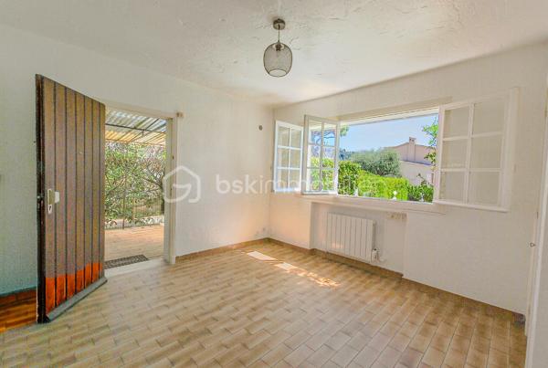 CANNES LA BOCCA – Propriété de caractère avec vue mer panoramique, piscine et multiples possibilités d’exploitation

À seulement quelques minutes de Cannes, de la Croix-des-Gardes et des plages, cette propriété de caractère bénéficie d’un emplacement privilégié, au calme, dans un environnement résidentiel recherché.

Édifiée sur un terrain clos de 1 144 m², cette demeure d’environ 320 m² séduit par ses volumes généreux, sa vue mer panoramique présente à tous les niveaux et sa remarquable modularité.

Dès l’entrée, les espaces de vie dévoilent une atmosphère chaleureuse et lumineuse. Le vaste séjour d’environ 65 m², baigné de lumière, s’ouvre sur une magnifique terrasse fermée de 34 m² avec cheminée, véritable pièce de vie supplémentaire offrant un panorama exceptionnel sur la Méditerranée.

La maison principale comprend également une cuisine indépendante, 2 chambres, une salle d’eau et trois salles de bains. Une 3° chambre en suite est très facilement envisageable par l'ajout d'une simple cloison.

En rez-de-jardin, un appartement indépendant composé d’un séjour avec cheminée, d’une cuisine, d’une chambre et d’une salle de bains peut être conservé de manière totalement autonome ou intégré à l’habitation principale selon votre projet.

Trois studios indépendants, chacun disposant de son accès privatif et de ses stationnements, complètent l’ensemble. Ils constituent une opportunité idéale pour accueillir famille et amis, exercer une activité professionnelle ou développer une activité locative génératrice de revenus.

À l’extérieur, la propriété invite pleinement à profiter de l’art de vivre azuréen. La piscine, bénéficiant elle aussi d’une superbe vue mer, s’intègre parfaitement dans un jardin intimiste où une agréable cuisine d’été promet de beaux moments de convivialité.

Les prestations sont complétées par un parking couvert pour deux véhicules ainsi qu’une impressionnante cave d’environ 157 m², offrant un potentiel rare pour créer un espace bien-être, une salle de sport, un home cinéma, une cave à vin ou tout autre projet personnalisé.

La récente installation d’une pompe à chaleur permet au bien d’afficher un excellent classement énergétique (DPE B), un véritable atout pour une propriété de cette génération.

Quelques travaux de modernisation permettront de révéler tout le potentiel de cette demeure et de créer une propriété à votre image, dans l’un des secteurs les plus recherchés de la Côte d’Azur.

Les atouts qui font la différence :

• Vue mer panoramique à chaque niveau
• Environ 320 m² habitables
• Terrain clos de 1 144 m²
• Maison principale + appartement + 3 studios indépendants
• Piscine avec vue mer et cuisine d’été
• Cave d’environ 157 m² à fort potentiel
• Parking couvert pour deux véhicules et nombreux stationnements
• Pompe à chaleur récente – DPE B
• À quelques minutes des plages, de Cannes et de la Croix-des-Gardes

Une propriété rare qui conjugue qualité de vie, potentiel patrimonial et multiples possibilités d’exploitation. Une visite suffira à mesurer tout ce qu’elle a à offrir.

VISITE VIRTUELLE possible sur demande.