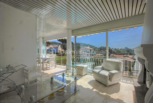CANNES LA BOCCA – Propriété de caractère avec vue mer panoramique, piscine et multiples possibilités d’exploitation

À seulement quelques minutes de Cannes, de la Croix-des-Gardes et des plages, cette propriété de caractère bénéficie d’un emplacement privilégié, au calme, dans un environnement résidentiel recherché.

Édifiée sur un terrain clos de 1 144 m², cette demeure d’environ 320 m² séduit par ses volumes généreux, sa vue mer panoramique présente à tous les niveaux et sa remarquable modularité.

Dès l’entrée, les espaces de vie dévoilent une atmosphère chaleureuse et lumineuse. Le vaste séjour d’environ 65 m², baigné de lumière, s’ouvre sur une magnifique terrasse fermée de 34 m² avec cheminée, véritable pièce de vie supplémentaire offrant un panorama exceptionnel sur la Méditerranée.

La maison principale comprend également une cuisine indépendante, 2 chambres, une salle d’eau et trois salles de bains. Une 3° chambre en suite est très facilement envisageable par l'ajout d'une simple cloison.

En rez-de-jardin, un appartement indépendant composé d’un séjour avec cheminée, d’une cuisine, d’une chambre et d’une salle de bains peut être conservé de manière totalement autonome ou intégré à l’habitation principale selon votre projet.

Trois studios indépendants, chacun disposant de son accès privatif et de ses stationnements, complètent l’ensemble. Ils constituent une opportunité idéale pour accueillir famille et amis, exercer une activité professionnelle ou développer une activité locative génératrice de revenus.

À l’extérieur, la propriété invite pleinement à profiter de l’art de vivre azuréen. La piscine, bénéficiant elle aussi d’une superbe vue mer, s’intègre parfaitement dans un jardin intimiste où une agréable cuisine d’été promet de beaux moments de convivialité.

Les prestations sont complétées par un parking couvert pour deux véhicules ainsi qu’une impressionnante cave d’environ 157 m², offrant un potentiel rare pour créer un espace bien-être, une salle de sport, un home cinéma, une cave à vin ou tout autre projet personnalisé.

La récente installation d’une pompe à chaleur permet au bien d’afficher un excellent classement énergétique (DPE B), un véritable atout pour une propriété de cette génération.

Quelques travaux de modernisation permettront de révéler tout le potentiel de cette demeure et de créer une propriété à votre image, dans l’un des secteurs les plus recherchés de la Côte d’Azur.

Les atouts qui font la différence :

• Vue mer panoramique à chaque niveau
• Environ 320 m² habitables
• Terrain clos de 1 144 m²
• Maison principale + appartement + 3 studios indépendants
• Piscine avec vue mer et cuisine d’été
• Cave d’environ 157 m² à fort potentiel
• Parking couvert pour deux véhicules et nombreux stationnements
• Pompe à chaleur récente – DPE B
• À quelques minutes des plages, de Cannes et de la Croix-des-Gardes

Une propriété rare qui conjugue qualité de vie, potentiel patrimonial et multiples possibilités d’exploitation. Une visite suffira à mesurer tout ce qu’elle a à offrir.

VISITE VIRTUELLE possible sur demande.
