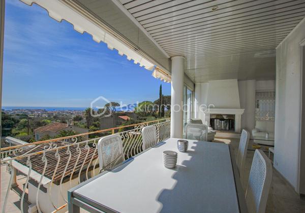 CANNES LA BOCCA – Propriété de caractère avec vue mer panoramique, piscine et multiples possibilités d’exploitation

À seulement quelques minutes de Cannes, de la Croix-des-Gardes et des plages, cette propriété de caractère bénéficie d’un emplacement privilégié, au calme, dans un environnement résidentiel recherché.

Édifiée sur un terrain clos de 1 144 m², cette demeure d’environ 320 m² séduit par ses volumes généreux, sa vue mer panoramique présente à tous les niveaux et sa remarquable modularité.

Dès l’entrée, les espaces de vie dévoilent une atmosphère chaleureuse et lumineuse. Le vaste séjour d’environ 65 m², baigné de lumière, s’ouvre sur une magnifique terrasse fermée de 34 m² avec cheminée, véritable pièce de vie supplémentaire offrant un panorama exceptionnel sur la Méditerranée.

La maison principale comprend également une cuisine indépendante, 2 chambres, une salle d’eau et trois salles de bains. Une 3° chambre en suite est très facilement envisageable par l'ajout d'une simple cloison.

En rez-de-jardin, un appartement indépendant composé d’un séjour avec cheminée, d’une cuisine, d’une chambre et d’une salle de bains peut être conservé de manière totalement autonome ou intégré à l’habitation principale selon votre projet.

Trois studios indépendants, chacun disposant de son accès privatif et de ses stationnements, complètent l’ensemble. Ils constituent une opportunité idéale pour accueillir famille et amis, exercer une activité professionnelle ou développer une activité locative génératrice de revenus.

À l’extérieur, la propriété invite pleinement à profiter de l’art de vivre azuréen. La piscine, bénéficiant elle aussi d’une superbe vue mer, s’intègre parfaitement dans un jardin intimiste où une agréable cuisine d’été promet de beaux moments de convivialité.

Les prestations sont complétées par un parking couvert pour deux véhicules ainsi qu’une impressionnante cave d’environ 157 m², offrant un potentiel rare pour créer un espace bien-être, une salle de sport, un home cinéma, une cave à vin ou tout autre projet personnalisé.

La récente installation d’une pompe à chaleur permet au bien d’afficher un excellent classement énergétique (DPE B), un véritable atout pour une propriété de cette génération.

Quelques travaux de modernisation permettront de révéler tout le potentiel de cette demeure et de créer une propriété à votre image, dans l’un des secteurs les plus recherchés de la Côte d’Azur.

Les atouts qui font la différence :

• Vue mer panoramique à chaque niveau
• Environ 320 m² habitables
• Terrain clos de 1 144 m²
• Maison principale + appartement + 3 studios indépendants
• Piscine avec vue mer et cuisine d’été
• Cave d’environ 157 m² à fort potentiel
• Parking couvert pour deux véhicules et nombreux stationnements
• Pompe à chaleur récente – DPE B
• À quelques minutes des plages, de Cannes et de la Croix-des-Gardes

Une propriété rare qui conjugue qualité de vie, potentiel patrimonial et multiples possibilités d’exploitation. Une visite suffira à mesurer tout ce qu’elle a à offrir.

VISITE VIRTUELLE possible sur demande.