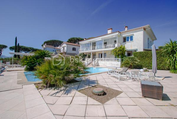 CANNES LA BOCCA – Propriété de caractère avec vue mer panoramique, piscine et multiples possibilités d’exploitation

À seulement quelques minutes de Cannes, de la Croix-des-Gardes et des plages, cette propriété de caractère bénéficie d’un emplacement privilégié, au calme, dans un environnement résidentiel recherché.

Édifiée sur un terrain clos de 1 144 m², cette demeure d’environ 320 m² séduit par ses volumes généreux, sa vue mer panoramique présente à tous les niveaux et sa remarquable modularité.

Dès l’entrée, les espaces de vie dévoilent une atmosphère chaleureuse et lumineuse. Le vaste séjour d’environ 65 m², baigné de lumière, s’ouvre sur une magnifique terrasse fermée de 34 m² avec cheminée, véritable pièce de vie supplémentaire offrant un panorama exceptionnel sur la Méditerranée.

La maison principale comprend également une cuisine indépendante, 2 chambres, une salle d’eau et trois salles de bains. Une 3° chambre en suite est très facilement envisageable par l'ajout d'une simple cloison.

En rez-de-jardin, un appartement indépendant composé d’un séjour avec cheminée, d’une cuisine, d’une chambre et d’une salle de bains peut être conservé de manière totalement autonome ou intégré à l’habitation principale selon votre projet.

Trois studios indépendants, chacun disposant de son accès privatif et de ses stationnements, complètent l’ensemble. Ils constituent une opportunité idéale pour accueillir famille et amis, exercer une activité professionnelle ou développer une activité locative génératrice de revenus.

À l’extérieur, la propriété invite pleinement à profiter de l’art de vivre azuréen. La piscine, bénéficiant elle aussi d’une superbe vue mer, s’intègre parfaitement dans un jardin intimiste où une agréable cuisine d’été promet de beaux moments de convivialité.

Les prestations sont complétées par un parking couvert pour deux véhicules ainsi qu’une impressionnante cave d’environ 157 m², offrant un potentiel rare pour créer un espace bien-être, une salle de sport, un home cinéma, une cave à vin ou tout autre projet personnalisé.

La récente installation d’une pompe à chaleur permet au bien d’afficher un excellent classement énergétique (DPE B), un véritable atout pour une propriété de cette génération.

Quelques travaux de modernisation permettront de révéler tout le potentiel de cette demeure et de créer une propriété à votre image, dans l’un des secteurs les plus recherchés de la Côte d’Azur.

Les atouts qui font la différence :

• Vue mer panoramique à chaque niveau
• Environ 320 m² habitables
• Terrain clos de 1 144 m²
• Maison principale + appartement + 3 studios indépendants
• Piscine avec vue mer et cuisine d’été
• Cave d’environ 157 m² à fort potentiel
• Parking couvert pour deux véhicules et nombreux stationnements
• Pompe à chaleur récente – DPE B
• À quelques minutes des plages, de Cannes et de la Croix-des-Gardes

Une propriété rare qui conjugue qualité de vie, potentiel patrimonial et multiples possibilités d’exploitation. Une visite suffira à mesurer tout ce qu’elle a à offrir.

VISITE VIRTUELLE possible sur demande.
