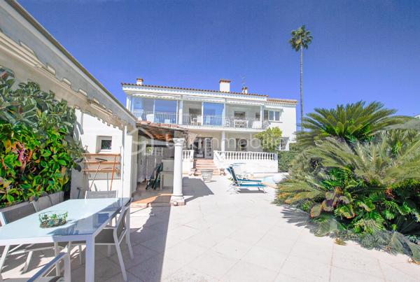 CANNES LA BOCCA – Propriété de caractère avec vue mer panoramique, piscine et multiples possibilités d’exploitation

À seulement quelques minutes de Cannes, de la Croix-des-Gardes et des plages, cette propriété de caractère bénéficie d’un emplacement privilégié, au calme, dans un environnement résidentiel recherché.

Édifiée sur un terrain clos de 1 144 m², cette demeure d’environ 320 m² séduit par ses volumes généreux, sa vue mer panoramique présente à tous les niveaux et sa remarquable modularité.

Dès l’entrée, les espaces de vie dévoilent une atmosphère chaleureuse et lumineuse. Le vaste séjour d’environ 65 m², baigné de lumière, s’ouvre sur une magnifique terrasse fermée de 34 m² avec cheminée, véritable pièce de vie supplémentaire offrant un panorama exceptionnel sur la Méditerranée.

La maison principale comprend également une cuisine indépendante, 2 chambres, une salle d’eau et trois salles de bains. Une 3° chambre en suite est très facilement envisageable par l'ajout d'une simple cloison.

En rez-de-jardin, un appartement indépendant composé d’un séjour avec cheminée, d’une cuisine, d’une chambre et d’une salle de bains peut être conservé de manière totalement autonome ou intégré à l’habitation principale selon votre projet.

Trois studios indépendants, chacun disposant de son accès privatif et de ses stationnements, complètent l’ensemble. Ils constituent une opportunité idéale pour accueillir famille et amis, exercer une activité professionnelle ou développer une activité locative génératrice de revenus.

À l’extérieur, la propriété invite pleinement à profiter de l’art de vivre azuréen. La piscine, bénéficiant elle aussi d’une superbe vue mer, s’intègre parfaitement dans un jardin intimiste où une agréable cuisine d’été promet de beaux moments de convivialité.

Les prestations sont complétées par un parking couvert pour deux véhicules ainsi qu’une impressionnante cave d’environ 157 m², offrant un potentiel rare pour créer un espace bien-être, une salle de sport, un home cinéma, une cave à vin ou tout autre projet personnalisé.

La récente installation d’une pompe à chaleur permet au bien d’afficher un excellent classement énergétique (DPE B), un véritable atout pour une propriété de cette génération.

Quelques travaux de modernisation permettront de révéler tout le potentiel de cette demeure et de créer une propriété à votre image, dans l’un des secteurs les plus recherchés de la Côte d’Azur.

Les atouts qui font la différence :

• Vue mer panoramique à chaque niveau
• Environ 320 m² habitables
• Terrain clos de 1 144 m²
• Maison principale + appartement + 3 studios indépendants
• Piscine avec vue mer et cuisine d’été
• Cave d’environ 157 m² à fort potentiel
• Parking couvert pour deux véhicules et nombreux stationnements
• Pompe à chaleur récente – DPE B
• À quelques minutes des plages, de Cannes et de la Croix-des-Gardes

Une propriété rare qui conjugue qualité de vie, potentiel patrimonial et multiples possibilités d’exploitation. Une visite suffira à mesurer tout ce qu’elle a à offrir.

VISITE VIRTUELLE possible sur demande.