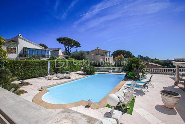 CANNES LA BOCCA – Propriété de caractère avec vue mer panoramique, piscine et multiples possibilités d’exploitation

À seulement quelques minutes de Cannes, de la Croix-des-Gardes et des plages, cette propriété de caractère bénéficie d’un emplacement privilégié, au calme, dans un environnement résidentiel recherché.

Édifiée sur un terrain clos de 1 144 m², cette demeure d’environ 320 m² séduit par ses volumes généreux, sa vue mer panoramique présente à tous les niveaux et sa remarquable modularité.

Dès l’entrée, les espaces de vie dévoilent une atmosphère chaleureuse et lumineuse. Le vaste séjour d’environ 65 m², baigné de lumière, s’ouvre sur une magnifique terrasse fermée de 34 m² avec cheminée, véritable pièce de vie supplémentaire offrant un panorama exceptionnel sur la Méditerranée.

La maison principale comprend également une cuisine indépendante, 2 chambres, une salle d’eau et trois salles de bains. Une 3° chambre en suite est très facilement envisageable par l'ajout d'une simple cloison.

En rez-de-jardin, un appartement indépendant composé d’un séjour avec cheminée, d’une cuisine, d’une chambre et d’une salle de bains peut être conservé de manière totalement autonome ou intégré à l’habitation principale selon votre projet.

Trois studios indépendants, chacun disposant de son accès privatif et de ses stationnements, complètent l’ensemble. Ils constituent une opportunité idéale pour accueillir famille et amis, exercer une activité professionnelle ou développer une activité locative génératrice de revenus.

À l’extérieur, la propriété invite pleinement à profiter de l’art de vivre azuréen. La piscine, bénéficiant elle aussi d’une superbe vue mer, s’intègre parfaitement dans un jardin intimiste où une agréable cuisine d’été promet de beaux moments de convivialité.

Les prestations sont complétées par un parking couvert pour deux véhicules ainsi qu’une impressionnante cave d’environ 157 m², offrant un potentiel rare pour créer un espace bien-être, une salle de sport, un home cinéma, une cave à vin ou tout autre projet personnalisé.

La récente installation d’une pompe à chaleur permet au bien d’afficher un excellent classement énergétique (DPE B), un véritable atout pour une propriété de cette génération.

Quelques travaux de modernisation permettront de révéler tout le potentiel de cette demeure et de créer une propriété à votre image, dans l’un des secteurs les plus recherchés de la Côte d’Azur.

Les atouts qui font la différence :

• Vue mer panoramique à chaque niveau
• Environ 320 m² habitables
• Terrain clos de 1 144 m²
• Maison principale + appartement + 3 studios indépendants
• Piscine avec vue mer et cuisine d’été
• Cave d’environ 157 m² à fort potentiel
• Parking couvert pour deux véhicules et nombreux stationnements
• Pompe à chaleur récente – DPE B
• À quelques minutes des plages, de Cannes et de la Croix-des-Gardes

Une propriété rare qui conjugue qualité de vie, potentiel patrimonial et multiples possibilités d’exploitation. Une visite suffira à mesurer tout ce qu’elle a à offrir.

VISITE VIRTUELLE possible sur demande.