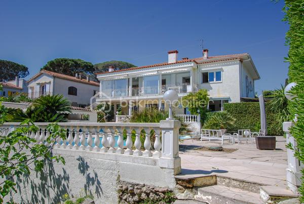 CANNES LA BOCCA – Propriété de caractère avec vue mer panoramique, piscine et multiples possibilités d’exploitation

À seulement quelques minutes de Cannes, de la Croix-des-Gardes et des plages, cette propriété de caractère bénéficie d’un emplacement privilégié, au calme, dans un environnement résidentiel recherché.

Édifiée sur un terrain clos de 1 144 m², cette demeure d’environ 320 m² séduit par ses volumes généreux, sa vue mer panoramique présente à tous les niveaux et sa remarquable modularité.

Dès l’entrée, les espaces de vie dévoilent une atmosphère chaleureuse et lumineuse. Le vaste séjour d’environ 65 m², baigné de lumière, s’ouvre sur une magnifique terrasse fermée de 34 m² avec cheminée, véritable pièce de vie supplémentaire offrant un panorama exceptionnel sur la Méditerranée.

La maison principale comprend également une cuisine indépendante, 2 chambres, une salle d’eau et trois salles de bains. Une 3° chambre en suite est très facilement envisageable par l'ajout d'une simple cloison.

En rez-de-jardin, un appartement indépendant composé d’un séjour avec cheminée, d’une cuisine, d’une chambre et d’une salle de bains peut être conservé de manière totalement autonome ou intégré à l’habitation principale selon votre projet.

Trois studios indépendants, chacun disposant de son accès privatif et de ses stationnements, complètent l’ensemble. Ils constituent une opportunité idéale pour accueillir famille et amis, exercer une activité professionnelle ou développer une activité locative génératrice de revenus.

À l’extérieur, la propriété invite pleinement à profiter de l’art de vivre azuréen. La piscine, bénéficiant elle aussi d’une superbe vue mer, s’intègre parfaitement dans un jardin intimiste où une agréable cuisine d’été promet de beaux moments de convivialité.

Les prestations sont complétées par un parking couvert pour deux véhicules ainsi qu’une impressionnante cave d’environ 157 m², offrant un potentiel rare pour créer un espace bien-être, une salle de sport, un home cinéma, une cave à vin ou tout autre projet personnalisé.

La récente installation d’une pompe à chaleur permet au bien d’afficher un excellent classement énergétique (DPE B), un véritable atout pour une propriété de cette génération.

Quelques travaux de modernisation permettront de révéler tout le potentiel de cette demeure et de créer une propriété à votre image, dans l’un des secteurs les plus recherchés de la Côte d’Azur.

Les atouts qui font la différence :

• Vue mer panoramique à chaque niveau
• Environ 320 m² habitables
• Terrain clos de 1 144 m²
• Maison principale + appartement + 3 studios indépendants
• Piscine avec vue mer et cuisine d’été
• Cave d’environ 157 m² à fort potentiel
• Parking couvert pour deux véhicules et nombreux stationnements
• Pompe à chaleur récente – DPE B
• À quelques minutes des plages, de Cannes et de la Croix-des-Gardes

Une propriété rare qui conjugue qualité de vie, potentiel patrimonial et multiples possibilités d’exploitation. Une visite suffira à mesurer tout ce qu’elle a à offrir.

VISITE VIRTUELLE possible sur demande.