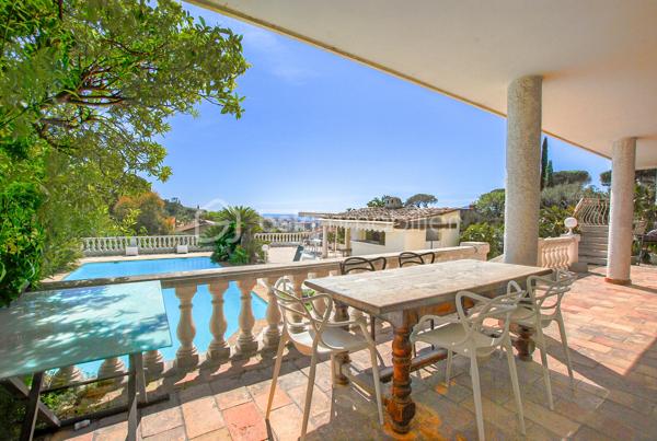 CANNES LA BOCCA – Propriété de caractère avec vue mer panoramique, piscine et multiples possibilités d’exploitation

À seulement quelques minutes de Cannes, de la Croix-des-Gardes et des plages, cette propriété de caractère bénéficie d’un emplacement privilégié, au calme, dans un environnement résidentiel recherché.

Édifiée sur un terrain clos de 1 144 m², cette demeure d’environ 320 m² séduit par ses volumes généreux, sa vue mer panoramique présente à tous les niveaux et sa remarquable modularité.

Dès l’entrée, les espaces de vie dévoilent une atmosphère chaleureuse et lumineuse. Le vaste séjour d’environ 65 m², baigné de lumière, s’ouvre sur une magnifique terrasse fermée de 34 m² avec cheminée, véritable pièce de vie supplémentaire offrant un panorama exceptionnel sur la Méditerranée.

La maison principale comprend également une cuisine indépendante, 2 chambres, une salle d’eau et trois salles de bains. Une 3° chambre en suite est très facilement envisageable par l'ajout d'une simple cloison.

En rez-de-jardin, un appartement indépendant composé d’un séjour avec cheminée, d’une cuisine, d’une chambre et d’une salle de bains peut être conservé de manière totalement autonome ou intégré à l’habitation principale selon votre projet.

Trois studios indépendants, chacun disposant de son accès privatif et de ses stationnements, complètent l’ensemble. Ils constituent une opportunité idéale pour accueillir famille et amis, exercer une activité professionnelle ou développer une activité locative génératrice de revenus.

À l’extérieur, la propriété invite pleinement à profiter de l’art de vivre azuréen. La piscine, bénéficiant elle aussi d’une superbe vue mer, s’intègre parfaitement dans un jardin intimiste où une agréable cuisine d’été promet de beaux moments de convivialité.

Les prestations sont complétées par un parking couvert pour deux véhicules ainsi qu’une impressionnante cave d’environ 157 m², offrant un potentiel rare pour créer un espace bien-être, une salle de sport, un home cinéma, une cave à vin ou tout autre projet personnalisé.

La récente installation d’une pompe à chaleur permet au bien d’afficher un excellent classement énergétique (DPE B), un véritable atout pour une propriété de cette génération.

Quelques travaux de modernisation permettront de révéler tout le potentiel de cette demeure et de créer une propriété à votre image, dans l’un des secteurs les plus recherchés de la Côte d’Azur.

Les atouts qui font la différence :

• Vue mer panoramique à chaque niveau
• Environ 320 m² habitables
• Terrain clos de 1 144 m²
• Maison principale + appartement + 3 studios indépendants
• Piscine avec vue mer et cuisine d’été
• Cave d’environ 157 m² à fort potentiel
• Parking couvert pour deux véhicules et nombreux stationnements
• Pompe à chaleur récente – DPE B
• À quelques minutes des plages, de Cannes et de la Croix-des-Gardes

Une propriété rare qui conjugue qualité de vie, potentiel patrimonial et multiples possibilités d’exploitation. Une visite suffira à mesurer tout ce qu’elle a à offrir.

VISITE VIRTUELLE possible sur demande.