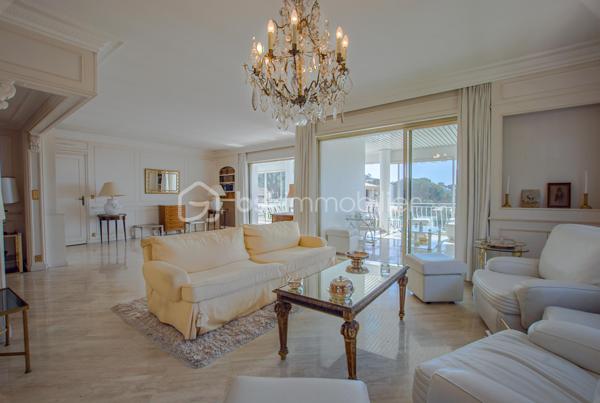 CANNES LA BOCCA – Propriété de caractère avec vue mer panoramique, piscine et multiples possibilités d’exploitation

À seulement quelques minutes de Cannes, de la Croix-des-Gardes et des plages, cette propriété de caractère bénéficie d’un emplacement privilégié, au calme, dans un environnement résidentiel recherché.

Édifiée sur un terrain clos de 1 144 m², cette demeure d’environ 320 m² séduit par ses volumes généreux, sa vue mer panoramique présente à tous les niveaux et sa remarquable modularité.

Dès l’entrée, les espaces de vie dévoilent une atmosphère chaleureuse et lumineuse. Le vaste séjour d’environ 65 m², baigné de lumière, s’ouvre sur une magnifique terrasse fermée de 34 m² avec cheminée, véritable pièce de vie supplémentaire offrant un panorama exceptionnel sur la Méditerranée.

La maison principale comprend également une cuisine indépendante, 2 chambres, une salle d’eau et trois salles de bains. Une 3° chambre en suite est très facilement envisageable par l'ajout d'une simple cloison.

En rez-de-jardin, un appartement indépendant composé d’un séjour avec cheminée, d’une cuisine, d’une chambre et d’une salle de bains peut être conservé de manière totalement autonome ou intégré à l’habitation principale selon votre projet.

Trois studios indépendants, chacun disposant de son accès privatif et de ses stationnements, complètent l’ensemble. Ils constituent une opportunité idéale pour accueillir famille et amis, exercer une activité professionnelle ou développer une activité locative génératrice de revenus.

À l’extérieur, la propriété invite pleinement à profiter de l’art de vivre azuréen. La piscine, bénéficiant elle aussi d’une superbe vue mer, s’intègre parfaitement dans un jardin intimiste où une agréable cuisine d’été promet de beaux moments de convivialité.

Les prestations sont complétées par un parking couvert pour deux véhicules ainsi qu’une impressionnante cave d’environ 157 m², offrant un potentiel rare pour créer un espace bien-être, une salle de sport, un home cinéma, une cave à vin ou tout autre projet personnalisé.

La récente installation d’une pompe à chaleur permet au bien d’afficher un excellent classement énergétique (DPE B), un véritable atout pour une propriété de cette génération.

Quelques travaux de modernisation permettront de révéler tout le potentiel de cette demeure et de créer une propriété à votre image, dans l’un des secteurs les plus recherchés de la Côte d’Azur.

Les atouts qui font la différence :

• Vue mer panoramique à chaque niveau
• Environ 320 m² habitables
• Terrain clos de 1 144 m²
• Maison principale + appartement + 3 studios indépendants
• Piscine avec vue mer et cuisine d’été
• Cave d’environ 157 m² à fort potentiel
• Parking couvert pour deux véhicules et nombreux stationnements
• Pompe à chaleur récente – DPE B
• À quelques minutes des plages, de Cannes et de la Croix-des-Gardes

Une propriété rare qui conjugue qualité de vie, potentiel patrimonial et multiples possibilités d’exploitation. Une visite suffira à mesurer tout ce qu’elle a à offrir.

VISITE VIRTUELLE possible sur demande.
