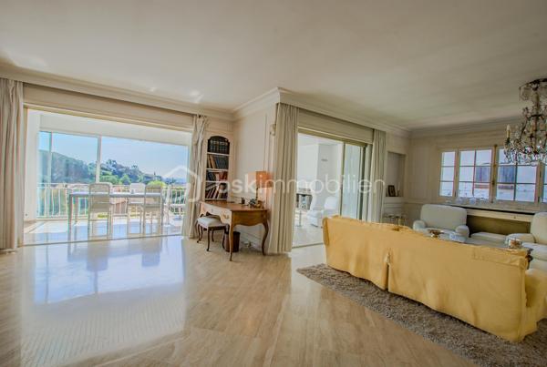 CANNES LA BOCCA – Propriété de caractère avec vue mer panoramique, piscine et multiples possibilités d’exploitation

À seulement quelques minutes de Cannes, de la Croix-des-Gardes et des plages, cette propriété de caractère bénéficie d’un emplacement privilégié, au calme, dans un environnement résidentiel recherché.

Édifiée sur un terrain clos de 1 144 m², cette demeure d’environ 320 m² séduit par ses volumes généreux, sa vue mer panoramique présente à tous les niveaux et sa remarquable modularité.

Dès l’entrée, les espaces de vie dévoilent une atmosphère chaleureuse et lumineuse. Le vaste séjour d’environ 65 m², baigné de lumière, s’ouvre sur une magnifique terrasse fermée de 34 m² avec cheminée, véritable pièce de vie supplémentaire offrant un panorama exceptionnel sur la Méditerranée.

La maison principale comprend également une cuisine indépendante, 2 chambres, une salle d’eau et trois salles de bains. Une 3° chambre en suite est très facilement envisageable par l'ajout d'une simple cloison.

En rez-de-jardin, un appartement indépendant composé d’un séjour avec cheminée, d’une cuisine, d’une chambre et d’une salle de bains peut être conservé de manière totalement autonome ou intégré à l’habitation principale selon votre projet.

Trois studios indépendants, chacun disposant de son accès privatif et de ses stationnements, complètent l’ensemble. Ils constituent une opportunité idéale pour accueillir famille et amis, exercer une activité professionnelle ou développer une activité locative génératrice de revenus.

À l’extérieur, la propriété invite pleinement à profiter de l’art de vivre azuréen. La piscine, bénéficiant elle aussi d’une superbe vue mer, s’intègre parfaitement dans un jardin intimiste où une agréable cuisine d’été promet de beaux moments de convivialité.

Les prestations sont complétées par un parking couvert pour deux véhicules ainsi qu’une impressionnante cave d’environ 157 m², offrant un potentiel rare pour créer un espace bien-être, une salle de sport, un home cinéma, une cave à vin ou tout autre projet personnalisé.

La récente installation d’une pompe à chaleur permet au bien d’afficher un excellent classement énergétique (DPE B), un véritable atout pour une propriété de cette génération.

Quelques travaux de modernisation permettront de révéler tout le potentiel de cette demeure et de créer une propriété à votre image, dans l’un des secteurs les plus recherchés de la Côte d’Azur.

Les atouts qui font la différence :

• Vue mer panoramique à chaque niveau
• Environ 320 m² habitables
• Terrain clos de 1 144 m²
• Maison principale + appartement + 3 studios indépendants
• Piscine avec vue mer et cuisine d’été
• Cave d’environ 157 m² à fort potentiel
• Parking couvert pour deux véhicules et nombreux stationnements
• Pompe à chaleur récente – DPE B
• À quelques minutes des plages, de Cannes et de la Croix-des-Gardes

Une propriété rare qui conjugue qualité de vie, potentiel patrimonial et multiples possibilités d’exploitation. Une visite suffira à mesurer tout ce qu’elle a à offrir.

VISITE VIRTUELLE possible sur demande.