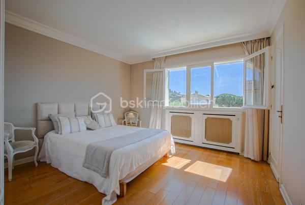 CANNES LA BOCCA – Propriété de caractère avec vue mer panoramique, piscine et multiples possibilités d’exploitation

À seulement quelques minutes de Cannes, de la Croix-des-Gardes et des plages, cette propriété de caractère bénéficie d’un emplacement privilégié, au calme, dans un environnement résidentiel recherché.

Édifiée sur un terrain clos de 1 144 m², cette demeure d’environ 320 m² séduit par ses volumes généreux, sa vue mer panoramique présente à tous les niveaux et sa remarquable modularité.

Dès l’entrée, les espaces de vie dévoilent une atmosphère chaleureuse et lumineuse. Le vaste séjour d’environ 65 m², baigné de lumière, s’ouvre sur une magnifique terrasse fermée de 34 m² avec cheminée, véritable pièce de vie supplémentaire offrant un panorama exceptionnel sur la Méditerranée.

La maison principale comprend également une cuisine indépendante, 2 chambres, une salle d’eau et trois salles de bains. Une 3° chambre en suite est très facilement envisageable par l'ajout d'une simple cloison.

En rez-de-jardin, un appartement indépendant composé d’un séjour avec cheminée, d’une cuisine, d’une chambre et d’une salle de bains peut être conservé de manière totalement autonome ou intégré à l’habitation principale selon votre projet.

Trois studios indépendants, chacun disposant de son accès privatif et de ses stationnements, complètent l’ensemble. Ils constituent une opportunité idéale pour accueillir famille et amis, exercer une activité professionnelle ou développer une activité locative génératrice de revenus.

À l’extérieur, la propriété invite pleinement à profiter de l’art de vivre azuréen. La piscine, bénéficiant elle aussi d’une superbe vue mer, s’intègre parfaitement dans un jardin intimiste où une agréable cuisine d’été promet de beaux moments de convivialité.

Les prestations sont complétées par un parking couvert pour deux véhicules ainsi qu’une impressionnante cave d’environ 157 m², offrant un potentiel rare pour créer un espace bien-être, une salle de sport, un home cinéma, une cave à vin ou tout autre projet personnalisé.

La récente installation d’une pompe à chaleur permet au bien d’afficher un excellent classement énergétique (DPE B), un véritable atout pour une propriété de cette génération.

Quelques travaux de modernisation permettront de révéler tout le potentiel de cette demeure et de créer une propriété à votre image, dans l’un des secteurs les plus recherchés de la Côte d’Azur.

Les atouts qui font la différence :

• Vue mer panoramique à chaque niveau
• Environ 320 m² habitables
• Terrain clos de 1 144 m²
• Maison principale + appartement + 3 studios indépendants
• Piscine avec vue mer et cuisine d’été
• Cave d’environ 157 m² à fort potentiel
• Parking couvert pour deux véhicules et nombreux stationnements
• Pompe à chaleur récente – DPE B
• À quelques minutes des plages, de Cannes et de la Croix-des-Gardes

Une propriété rare qui conjugue qualité de vie, potentiel patrimonial et multiples possibilités d’exploitation. Une visite suffira à mesurer tout ce qu’elle a à offrir.

VISITE VIRTUELLE possible sur demande.