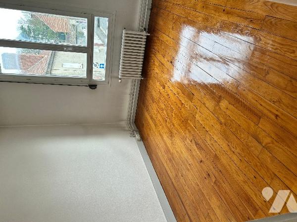 LOCAL COMMERCIAL 80 m2+cave et LOGEMENT F2 porte individuel
Quelques travaux a prévoir