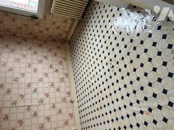 LOCAL COMMERCIAL 80 m2+cave et LOGEMENT F2 porte individuel
Quelques travaux a prévoir