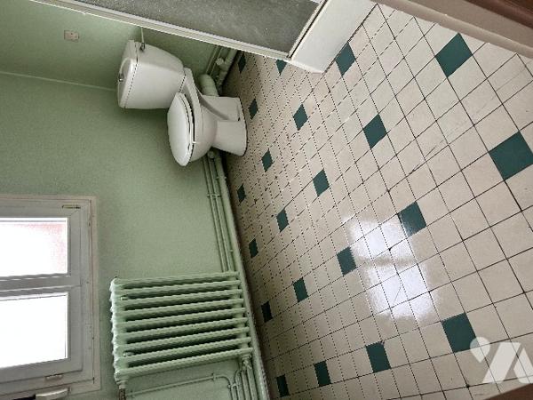 LOCAL COMMERCIAL 80 m2+cave et LOGEMENT F2 porte individuel
Quelques travaux a prévoir