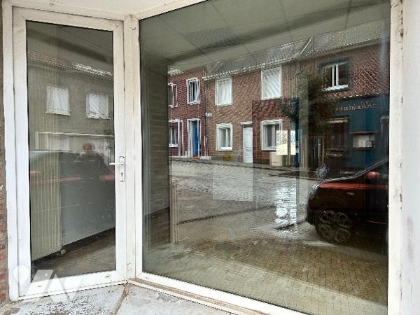 LOCAL COMMERCIAL 80 m2+cave et LOGEMENT F2 porte individuel
Quelques travaux a prévoir