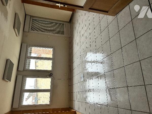 LOCAL COMMERCIAL 80 m2+cave et LOGEMENT F2 porte individuel
Quelques travaux a prévoir