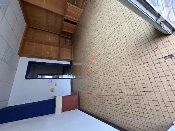 LOCAL COMMERCIAL 80 m2+cave et LOGEMENT F2 porte individuel
Quelques travaux a prévoir