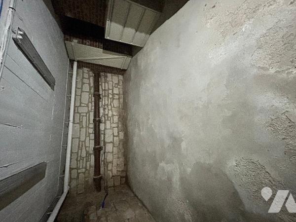 LOCAL COMMERCIAL 80 m2+cave et LOGEMENT F2 porte individuel
Quelques travaux a prévoir