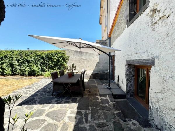 RIOM - EXCLUSIVITÉ – Maison de ville de caractère P6 entièrement rénovée avec jardin, abri et cave