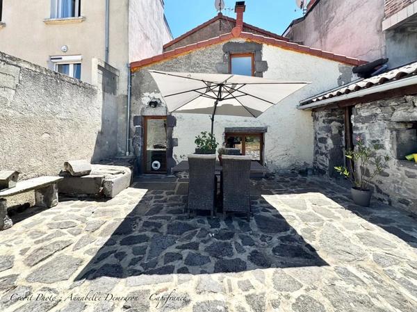 RIOM - EXCLUSIVITÉ – Maison de ville de caractère P6 entièrement rénovée avec jardin, abri et cave