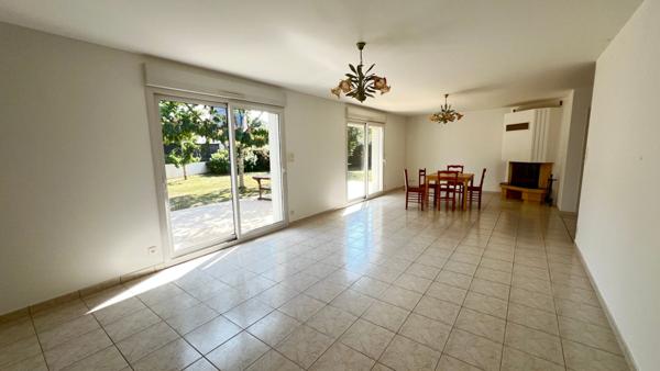 Maison de plain-pied de 150 m² habitables avec étage aménageable.