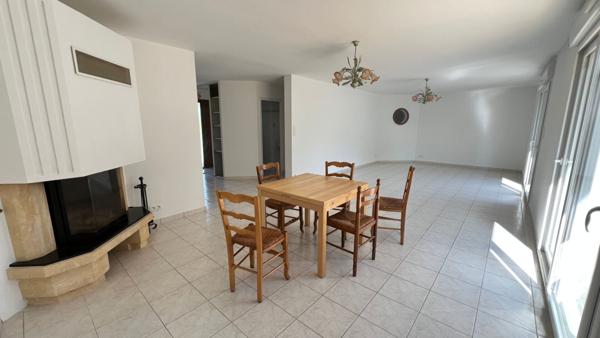 Maison de plain-pied de 150 m² habitables avec étage aménageable.