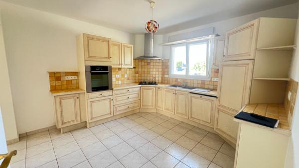 Maison de plain-pied de 150 m² habitables avec étage aménageable.