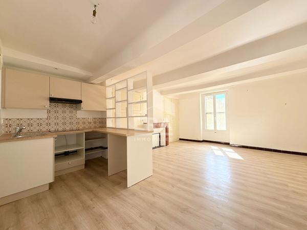 A LOUER 84240 LA TOUR D'AIGUES CENTRE VILLE APPARTEMENT TYPE 2 PIÈCES D'ENVIRON 40M² AVEC COUR