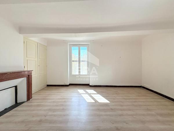 A LOUER 84240 LA TOUR D'AIGUES CENTRE VILLE APPARTEMENT TYPE 2 PIÈCES D'ENVIRON 40M² AVEC COUR